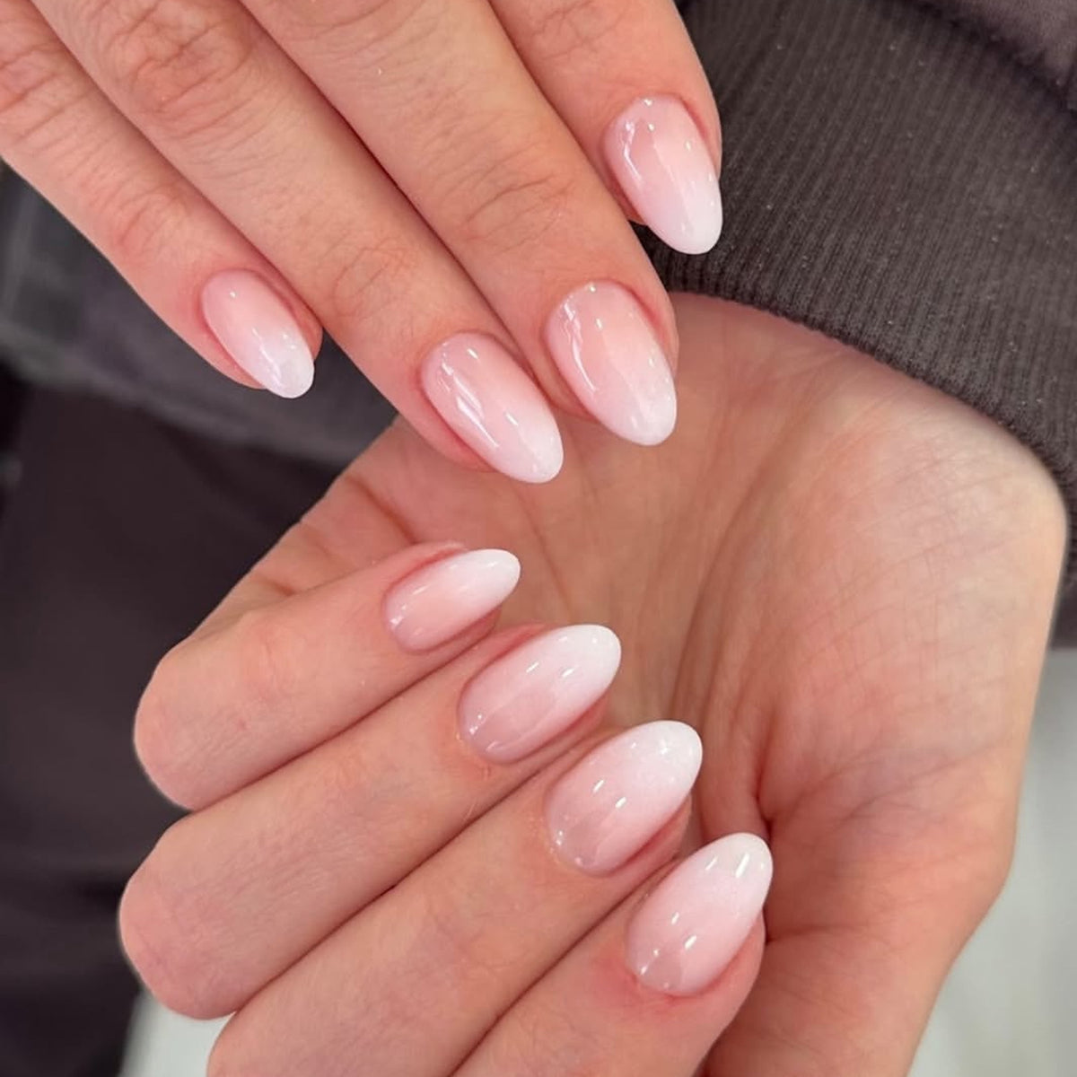 Künstliche Nagelkunst mit verspielten Punkten und Schleifen Brehn
