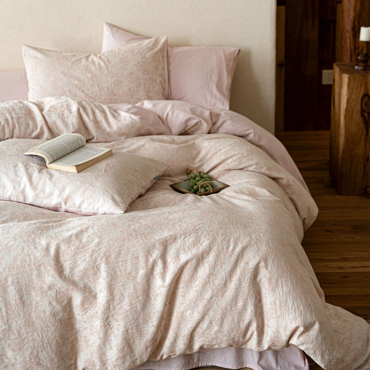 Duvetbezug-Garnitur aus Baumwoll‑Renforcé mit feinem Toile‑Blumenmuster und extraweichem Jersey‑Spannbettlaken