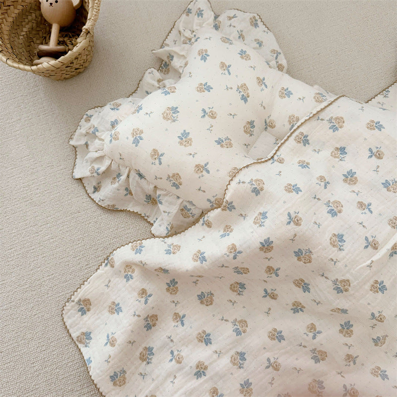 Unisex Musselin-Decke mit zartem Blumendesign und eleganten Rüschen Brehn