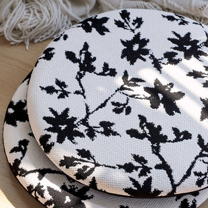 Rundes Sitzkissen mit gesteppter Polsterung, floralem Jacquard‑Bezug und Anti‑Rutsch‑Rückseite Brehn