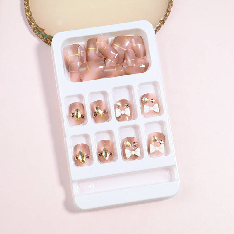 Dekorativer Press-On Nail Art Set mit Schleifenakzenten Brehn