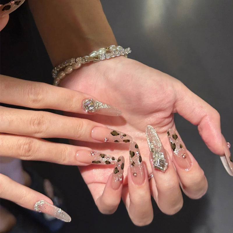 Glamouröses Kunstnagelset mit lustigem Leoparden-Muster und glitzernden Akzenten Brehn