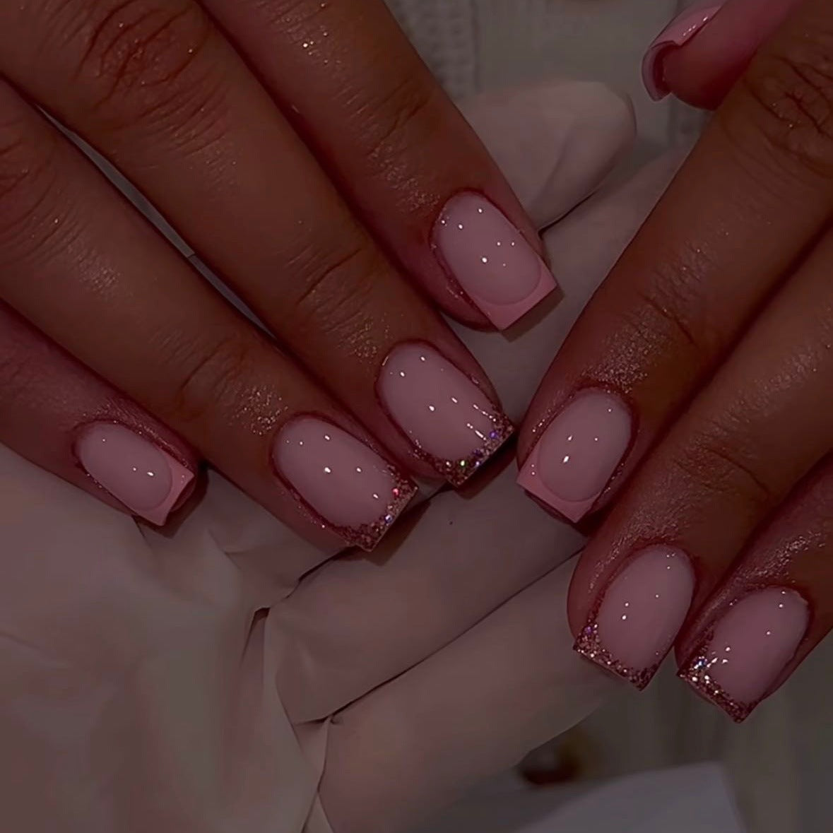 Glamouröse Kunstnagelspitzen mit funkelnden Akzenten Brehn