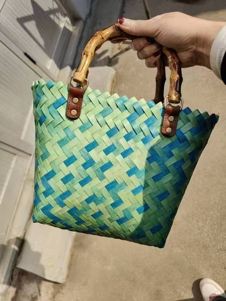 Handtasche Aus Geflochtenem Material mit Holzgriffen Brehn