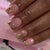 Künstliche Nagelkunst mit glamourösen goldenen Akzenten Brehn