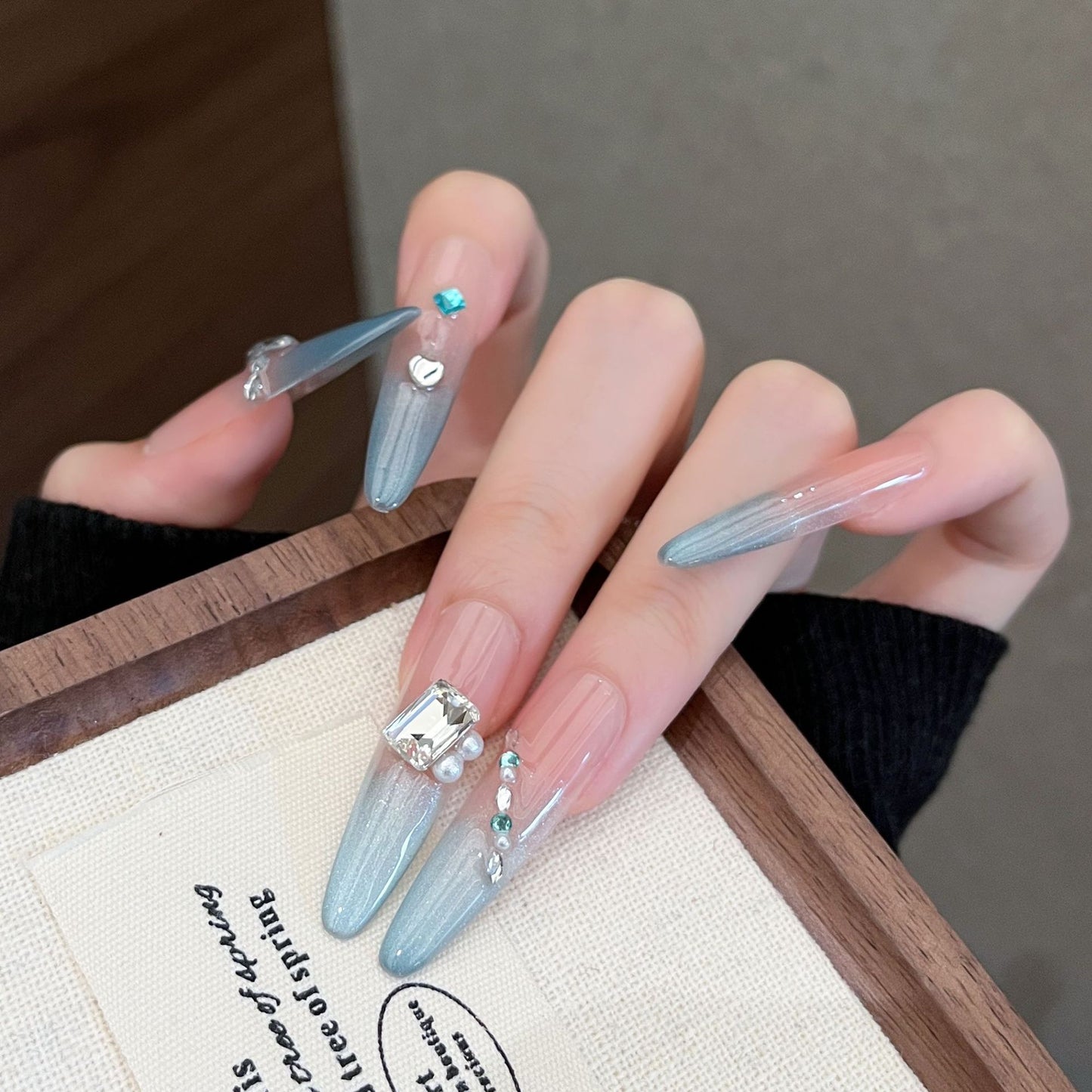 Elegante Strass-beschmückte Stiletto Press-On Nagelset Brehn