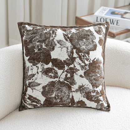 Dekoratives Kissen mit floralem Print