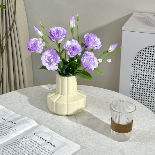 Elegante dekorative Blumenarrangement für die Innendekoration