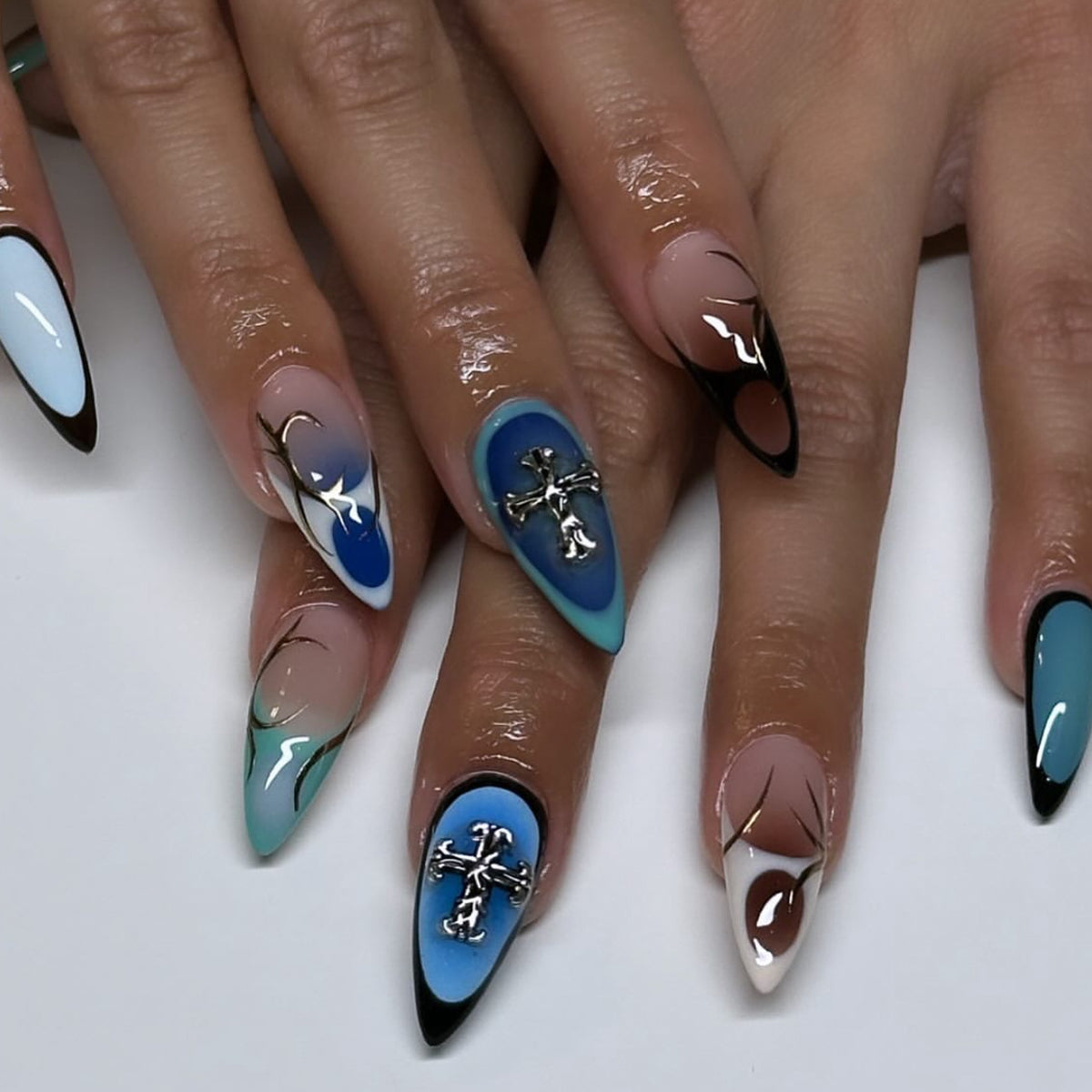 Kunstvolle Stiletto-Nägel mit elegantem Design und 3D-Akzenten Brehn