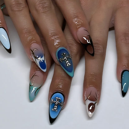 Kunstvolle Stiletto-Nägel mit elegantem Design und 3D-Akzenten Brehn