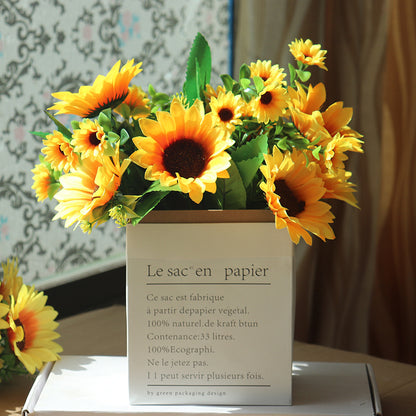 Lebensechte Blumenarrangement in eleganter Vase