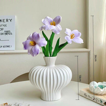 Lebensechte dekorative Blumenarrangement