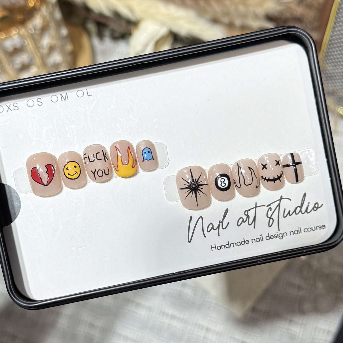 Künstlerisches Press-On-Nagelset mit einzigartigen grafischen Designs Brehn