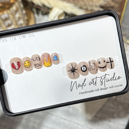 Künstlerisches Press-On-Nagelset mit einzigartigen grafischen Designs Brehn
