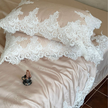 Luxuriöses Satin-Bettwäscheset mit floraler Jacquard-Struktur und Spitzenbordüre