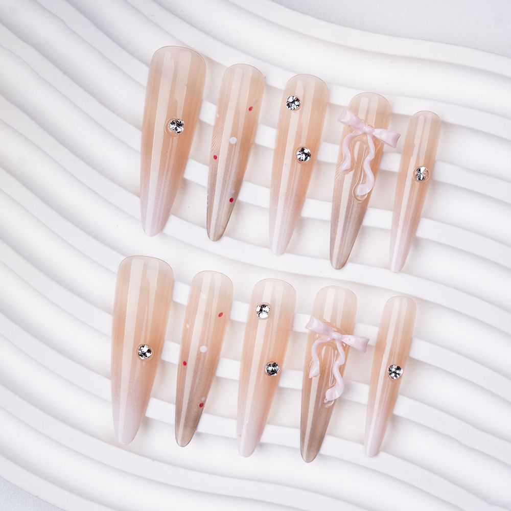 Künstlerisches Stiletto Press-On Nail Set mit floralen Verzierungen Brehn