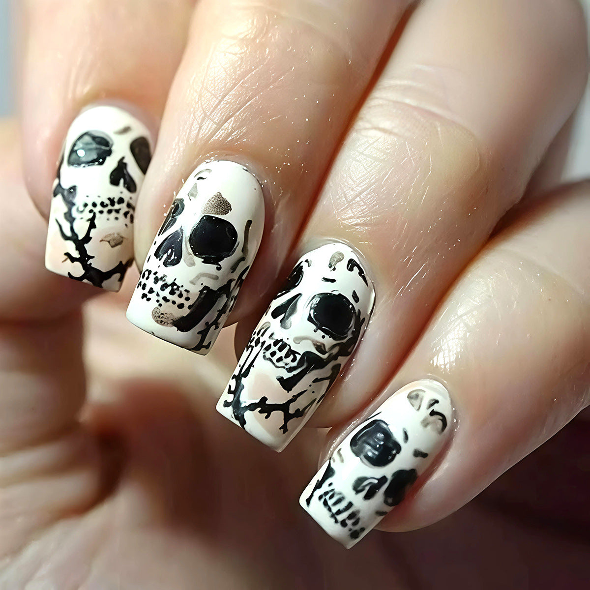 Kreative Kunstnägel mit Detailverliebt Gestaltetem Totenkopf-Design Brehn