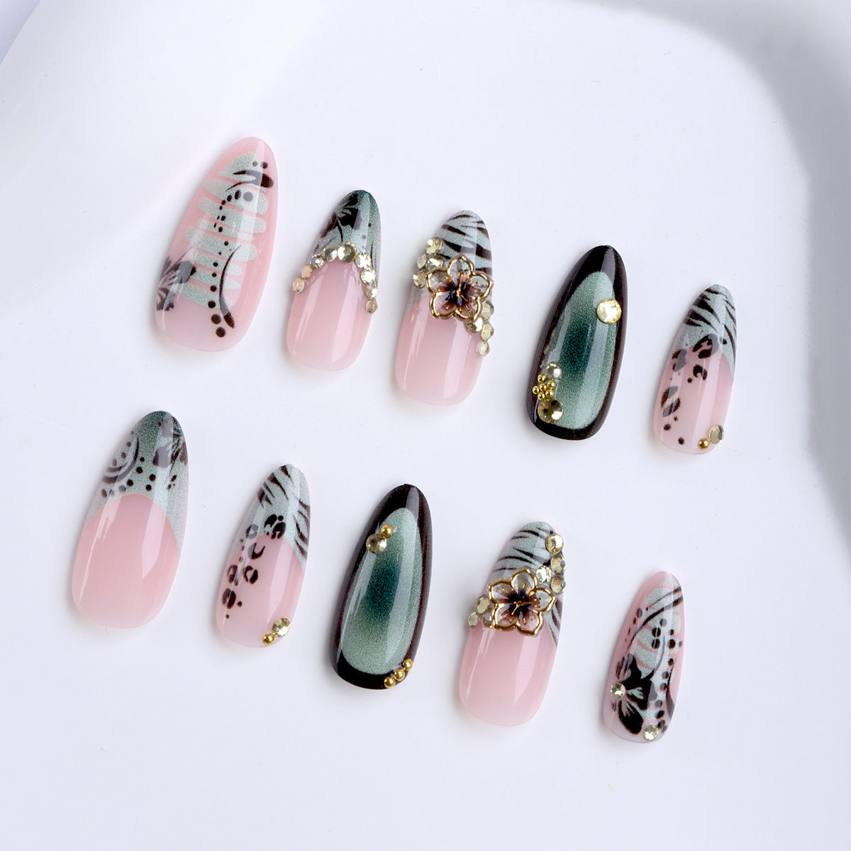 Kunstvolle Stiletto Fingernägel mit Floralen und Geometrischen Verzierungen Brehn