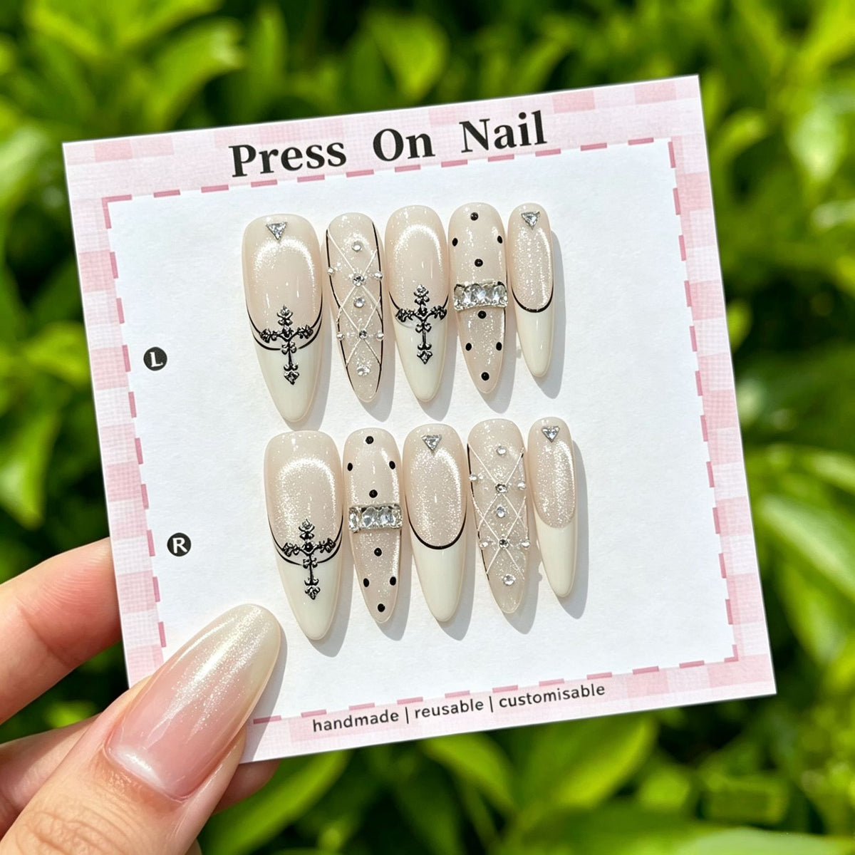 Künstlerisches Press-On Nail Art Set mit niedlichen Charakteren und Schleifenakzenten