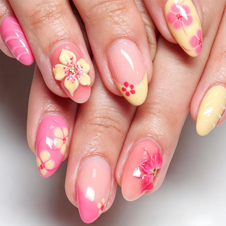 Kunstnagelset mit floralen Akzenten und Glitzerelementen Brehn