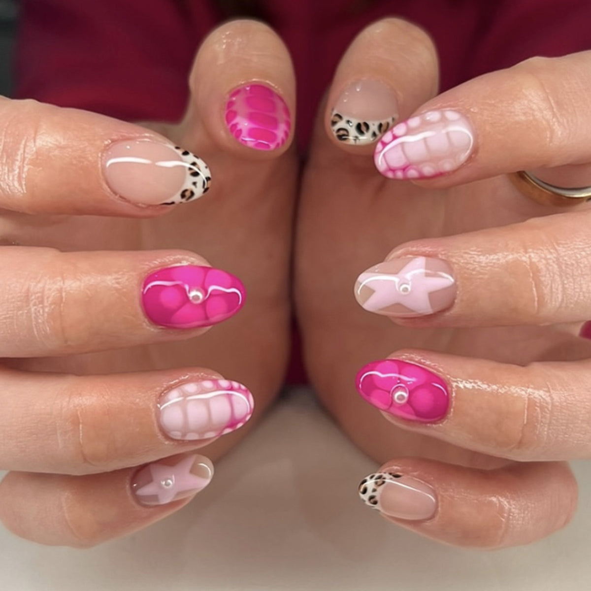 Künstliche Nagelkunst mit verspielten Punkten und Schleifen Brehn