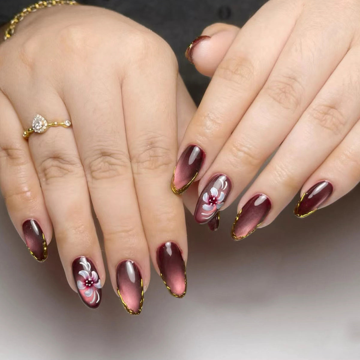 Elegantes florales Akzent-Press-On-Nagelkunst-Set Brehn