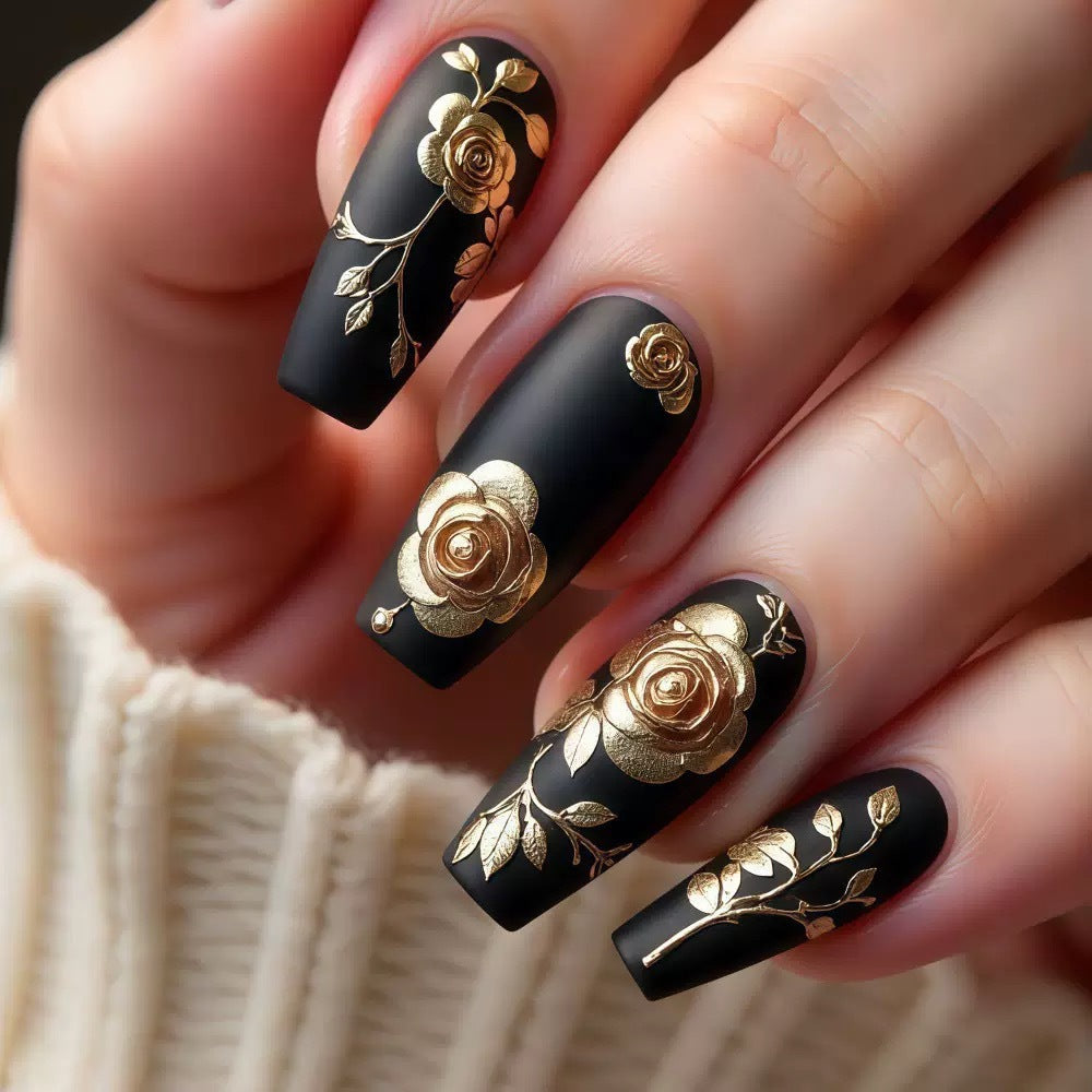 Kunstnagelset mit eleganten goldenen Rosenverzierungen Brehn
