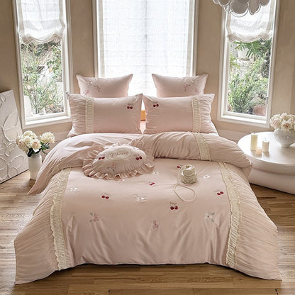 Luxuriöses Satin-Bettwäsche-Set mit gerafftem Volant, Kirschstickerei und Zierkissen