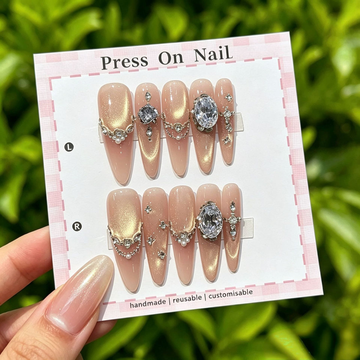 Künstlerisches Press-On Nagelset mit floralen und gemusterten Designs