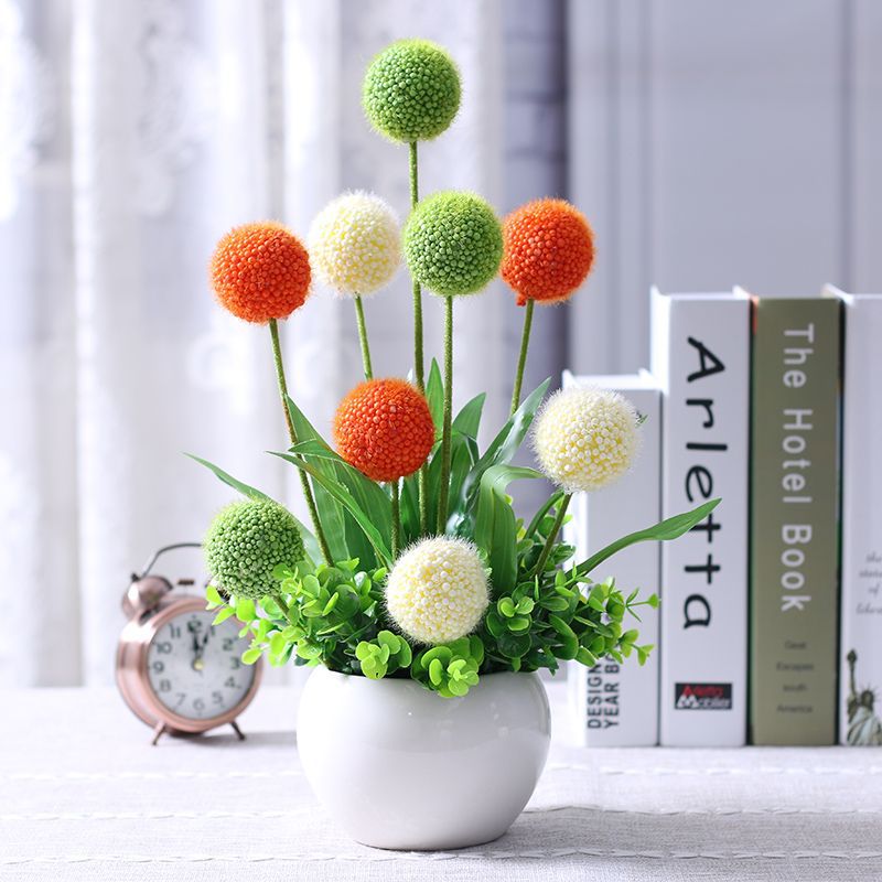 Künstliches Blumenarrangement in modernem Keramikvase