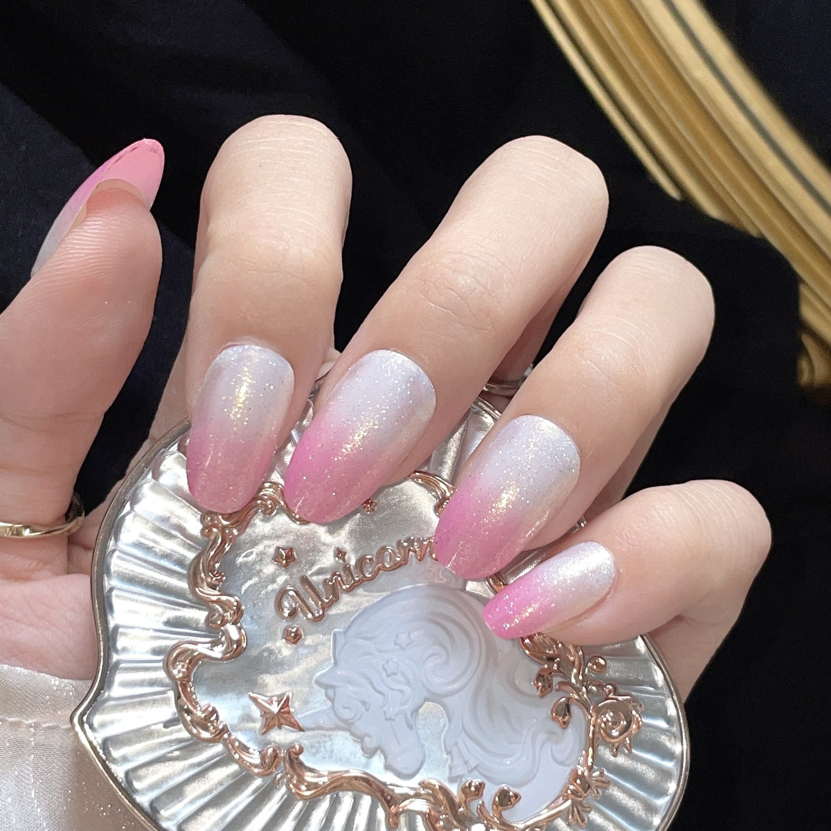 Kunstnägel mit Glitzer-Gradient und Ombre-Effekt Brehn