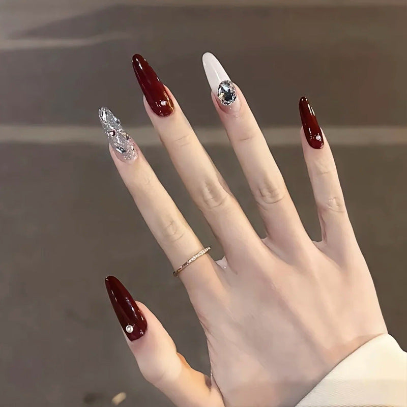 Elegante Druck-Nageltips mit goldenen Akzenten Brehn