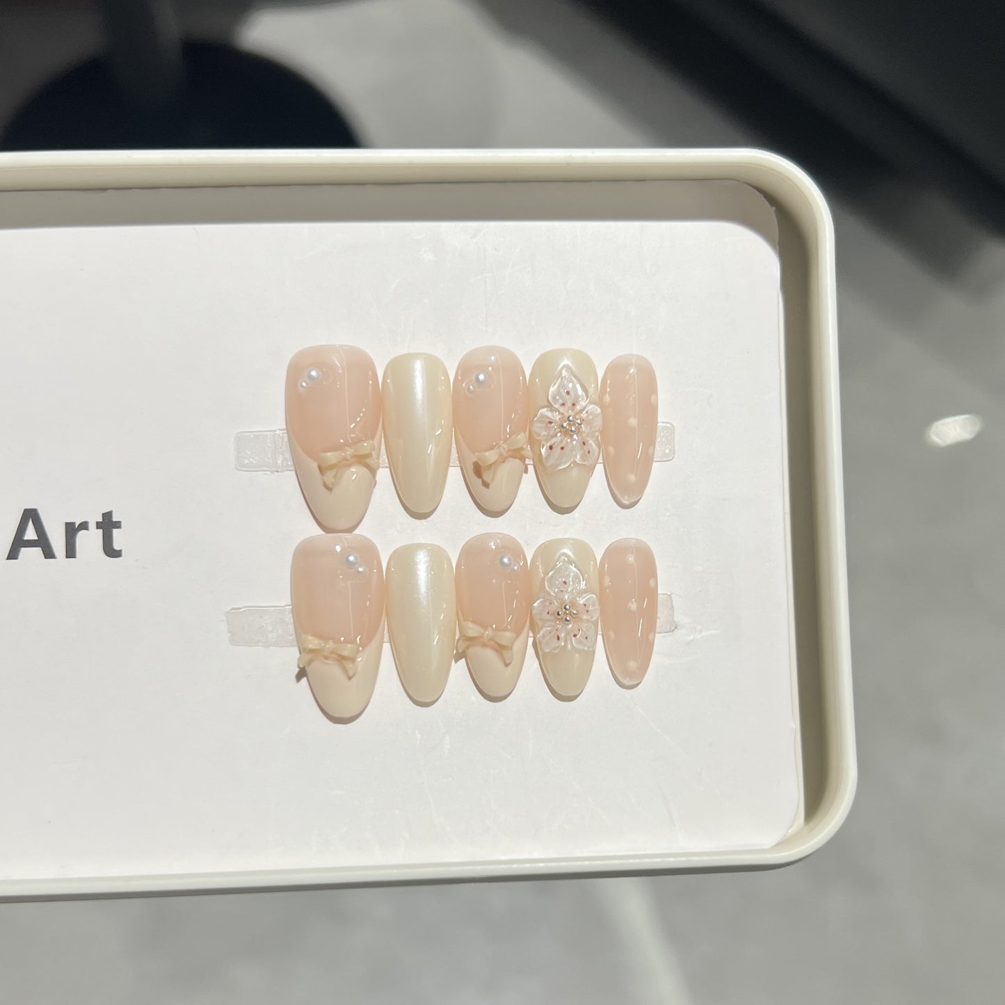 Dekoratives Press-On Nagelkunstset mit Schleife und floralem Schmuck Brehn