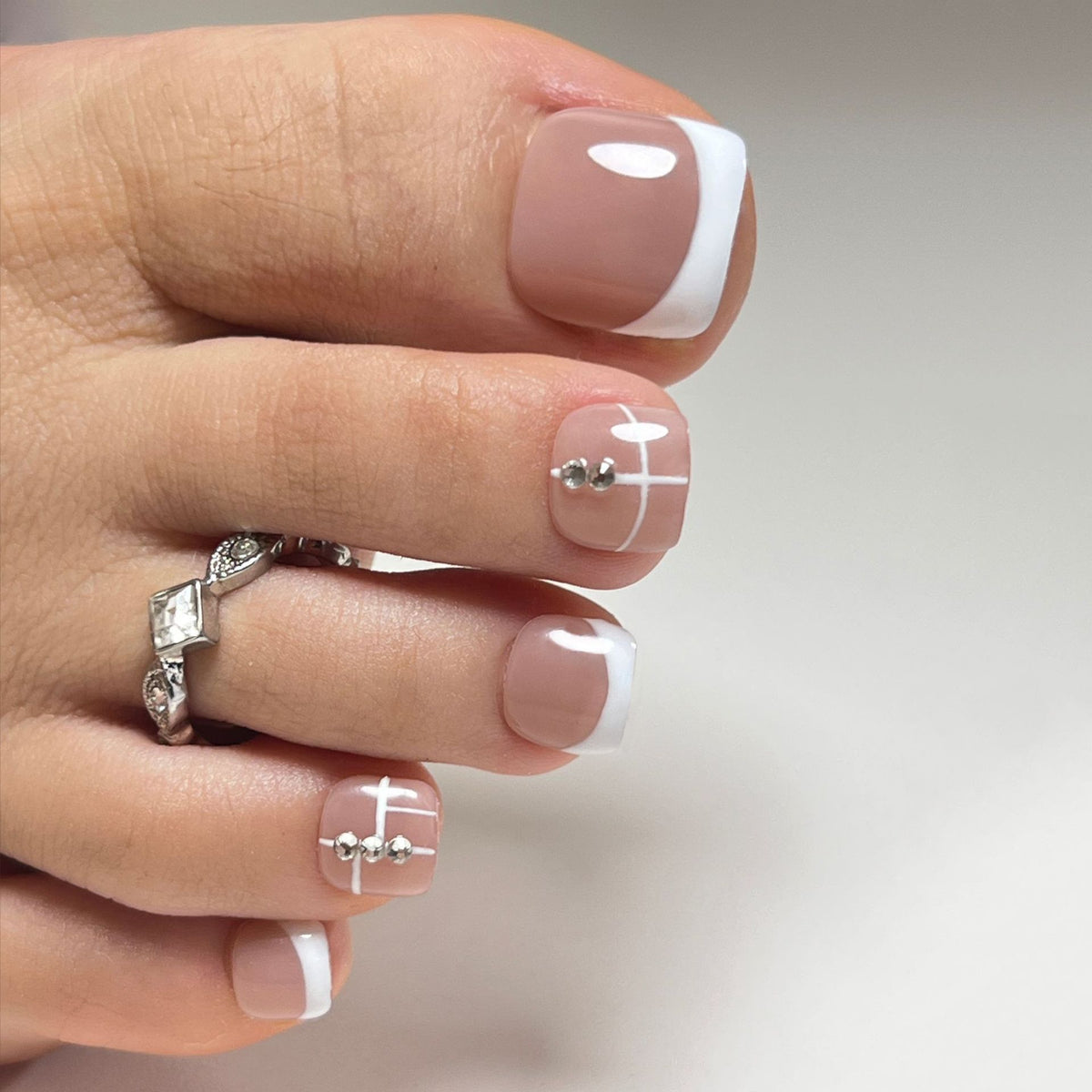 Kunstvolle Fußnagelgestaltung mit elegantem Design und Strassverzierungen Brehn
