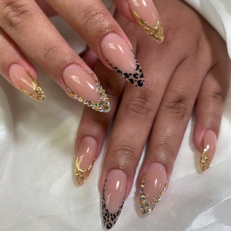Kreatives Kunstnagelset mit luxuriösen Blumen- und Glitzerakzenten Brehn