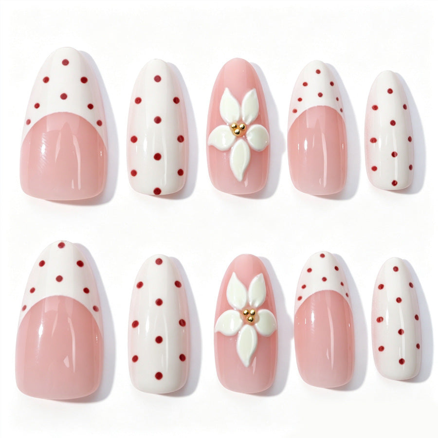 Kunstnagelset mit zarten Blüten- und Puntierungselementen Brehn