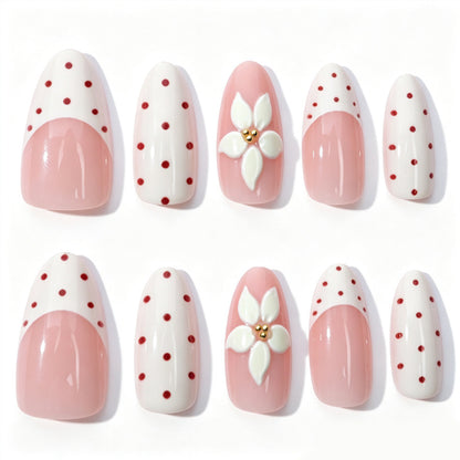 Kunstnagelset mit zarten Blüten- und Puntierungselementen Brehn