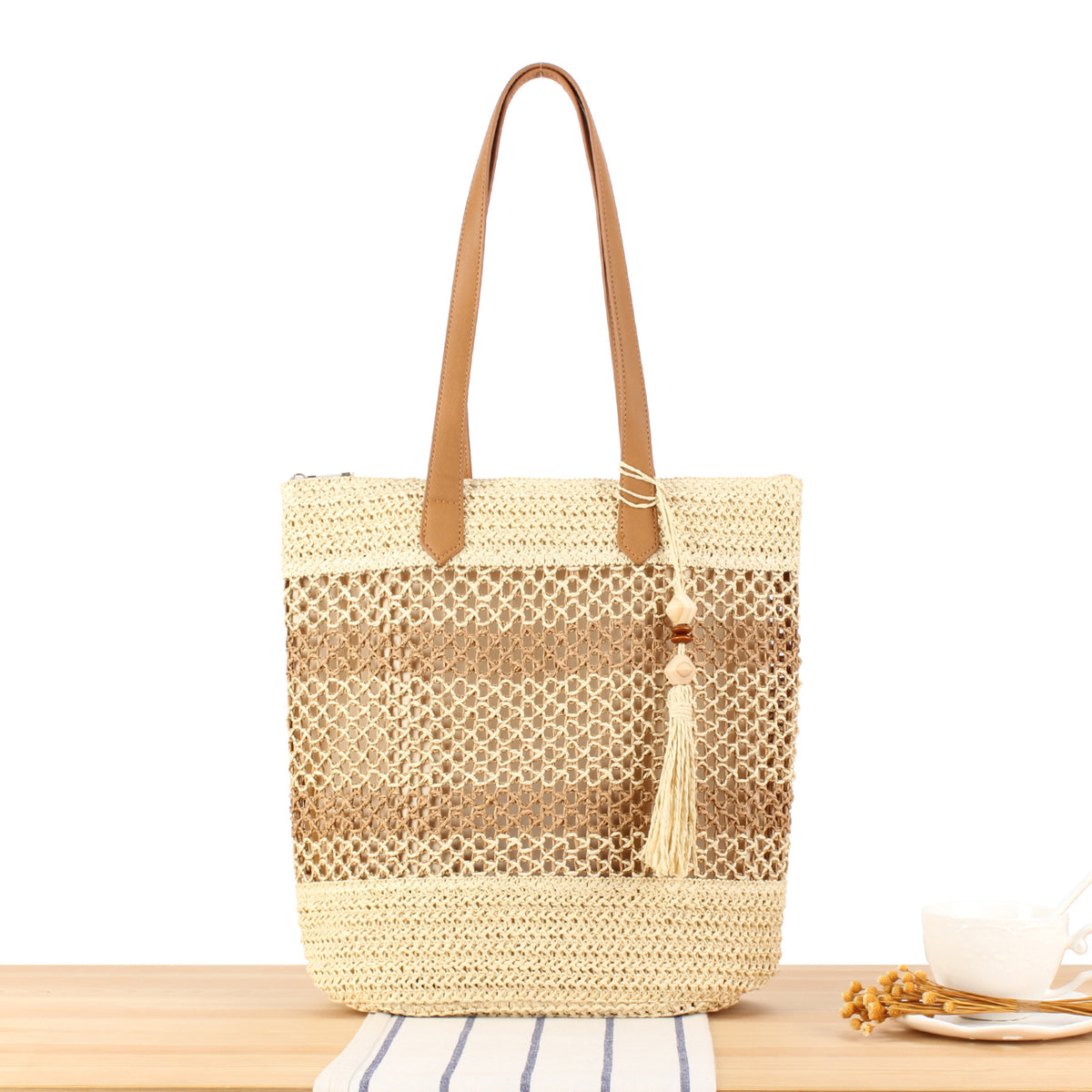 Handtasche Aus Natürlichem Geflochtenem Material mit Eleganten Lederriemen Brehn