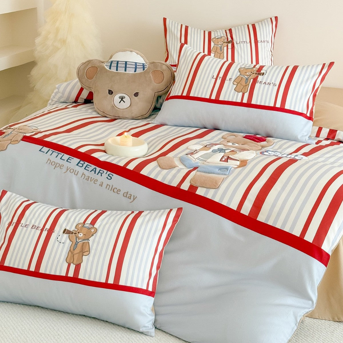 Kinderbettwäsche-Garnitur mit gesticktem Teddybär-Motiv und feinen Streifen