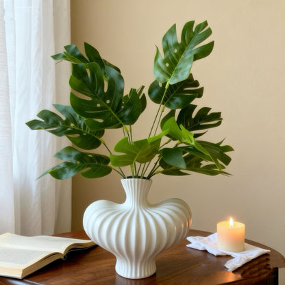 Modern dekorative Monstera-Blatt-Anordnung