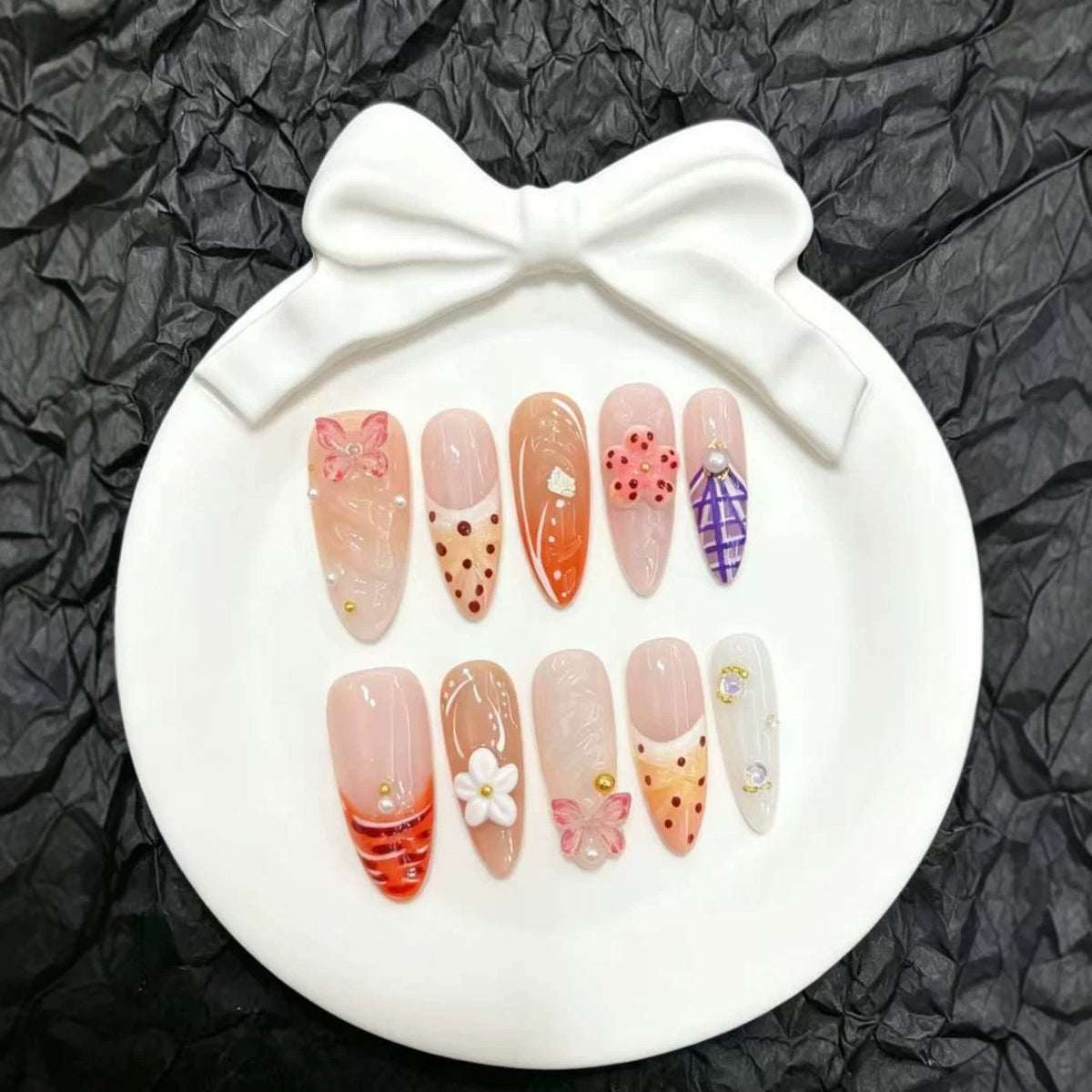 Künstlerisches Press-On-Nagelset mit floralen und dekorativen Akzenten