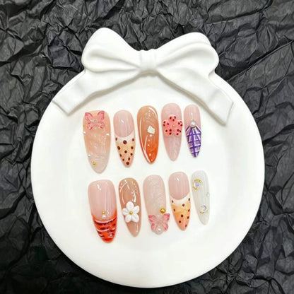 Künstlerisches Press-On-Nagelset mit floralen und dekorativen Akzenten