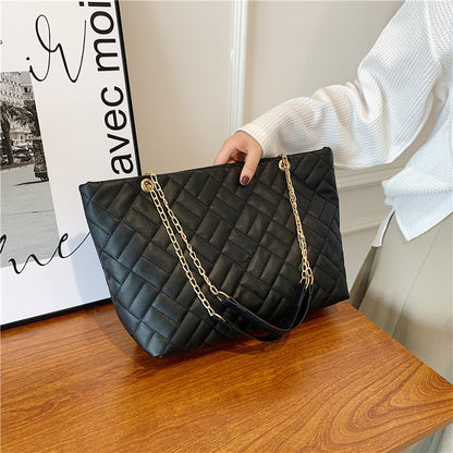 Elegante gesteppte Tote mit Kettenhenkeln