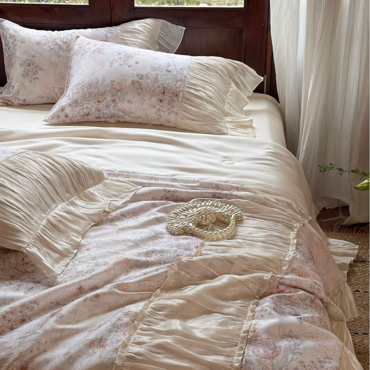 Satin-Bettwäschegarnitur im Vintage-Look mit Volant und floralem Jacquard Brehn