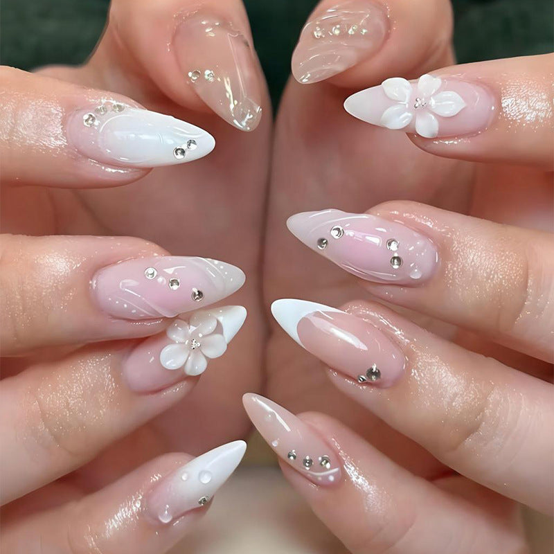 Kunstnagelset mit eleganten Blumen- und Glitzerdetails Brehn