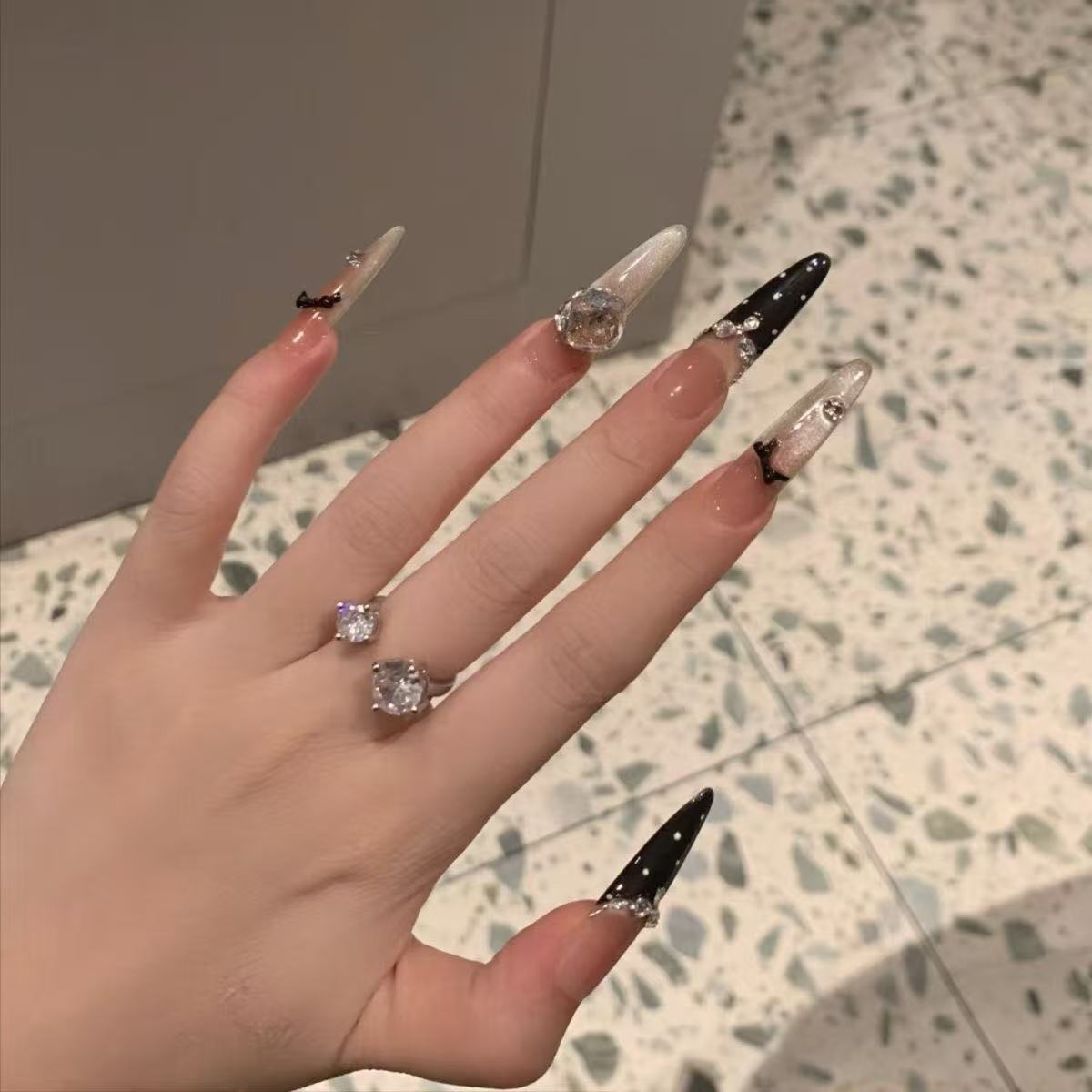 Dekorative Nagelkunst