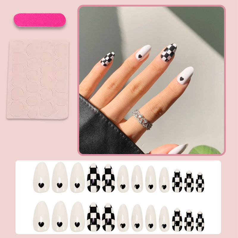 Kunstnagelset mit grafischem Herz- und Karomuster Brehn