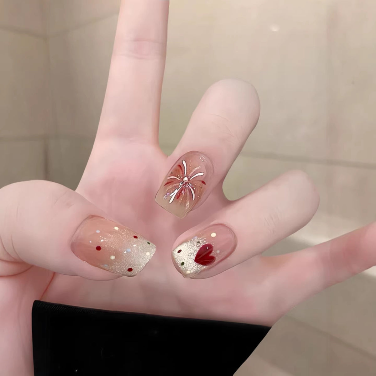 Künstlerisches Press-On Nagel-Kunstset mit floralen und Glitzerakzenten