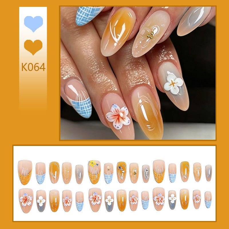 Kunstnagelset mit ästhetischen floralen Akzenten und Glanzfinish Brehn
