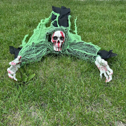 Gruselige kriechende Halloween-Dekofigur mit Schädel, blutigen Händen und zerrissener Netzstoffbespannung